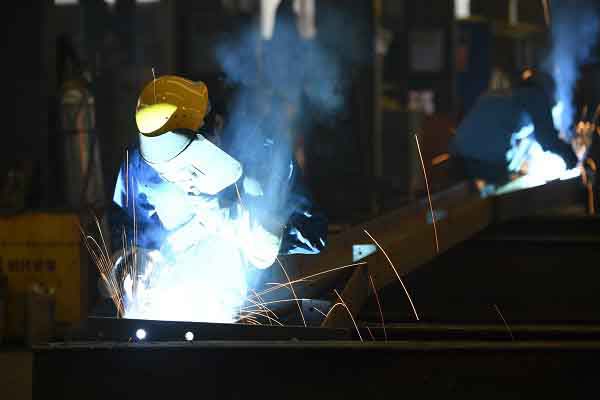 建鋼結(jié)構(gòu)房屋，樓承板焊接是關(guān)鍵，馬虎不得