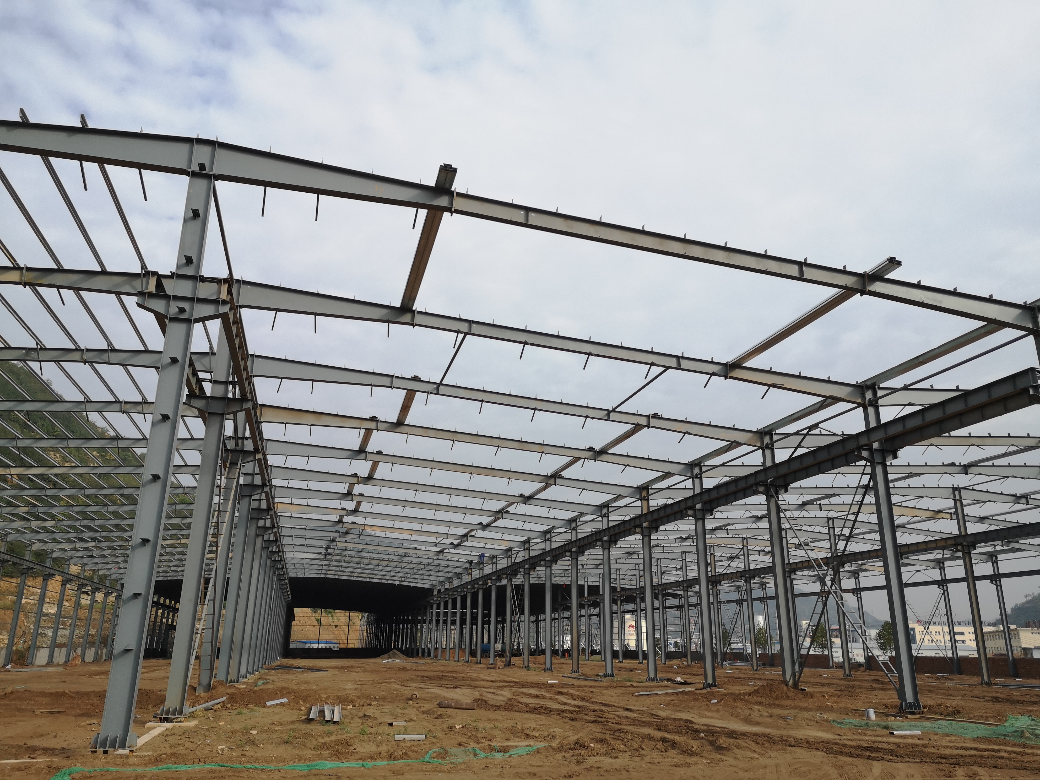 山西鋼結構廠家建鋼結構廠房多少錢一平方？